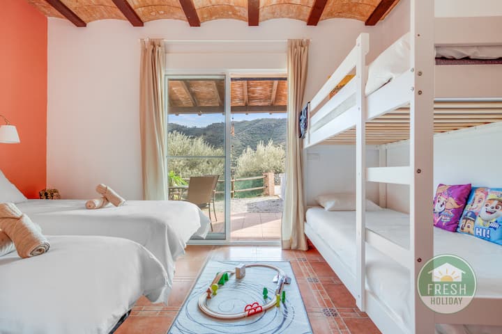 غرفة نوم للأطفال بإطلالة على الحديقة