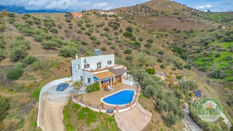 4BR Villa with Panoramic Views & Pool – Sleeps 10
