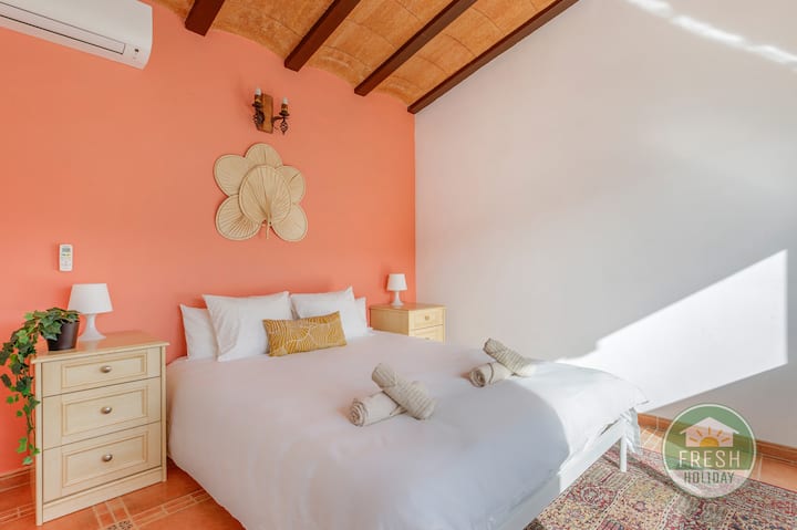 غرفة نوم بسرير كبير