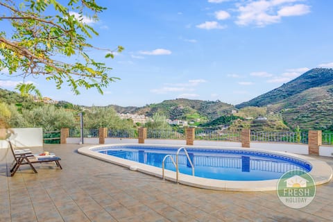 4BR Villa with Panoramic Views & Pool – Sleeps 10