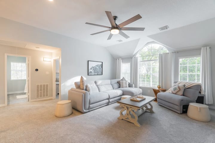 Wonderful 4br Poolside Home In Woodlands Area - The Woodlands, TX