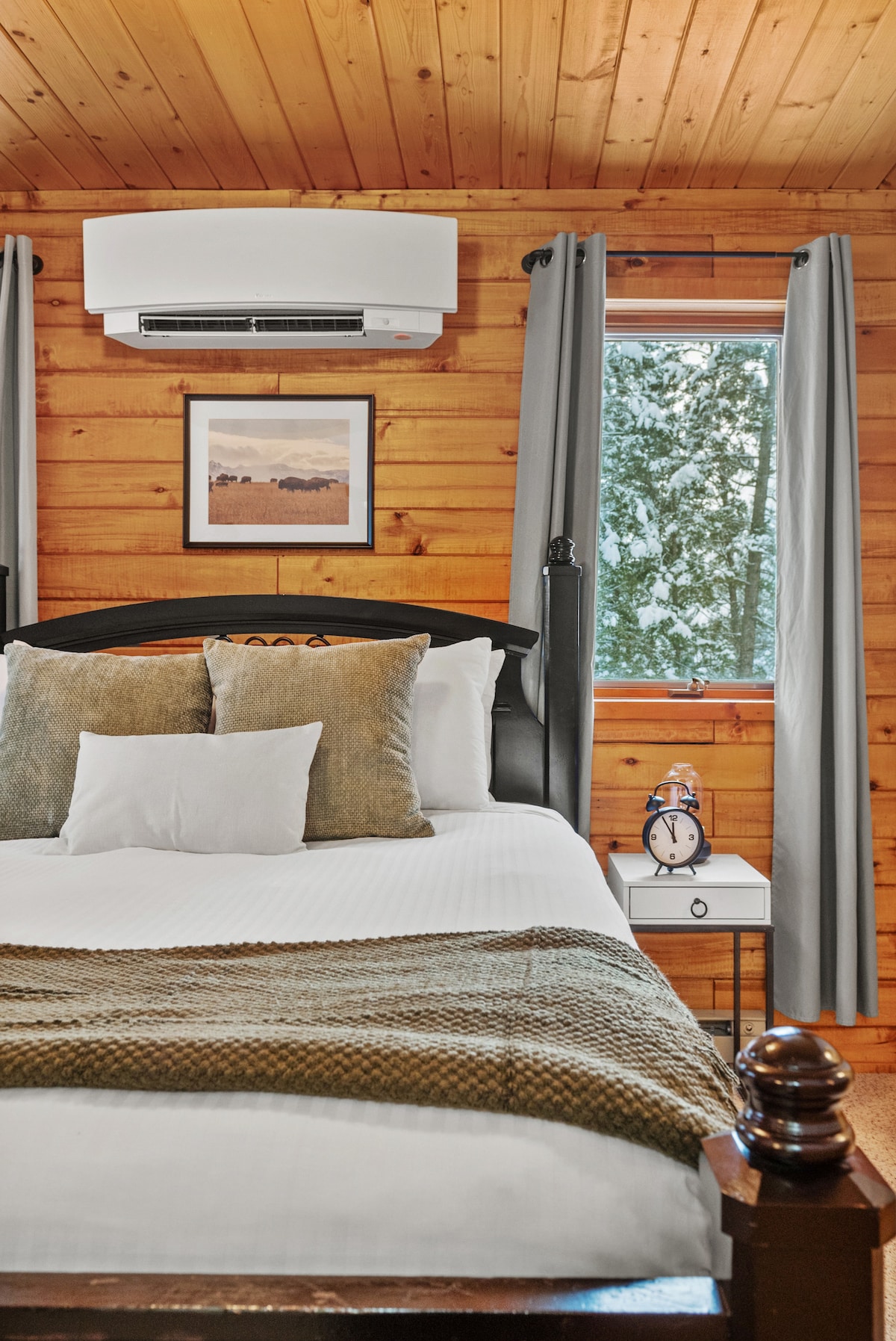 2つ目の寝室は最上階にあり、クイーンベッド、クローゼット、遮光カーテンがあります。