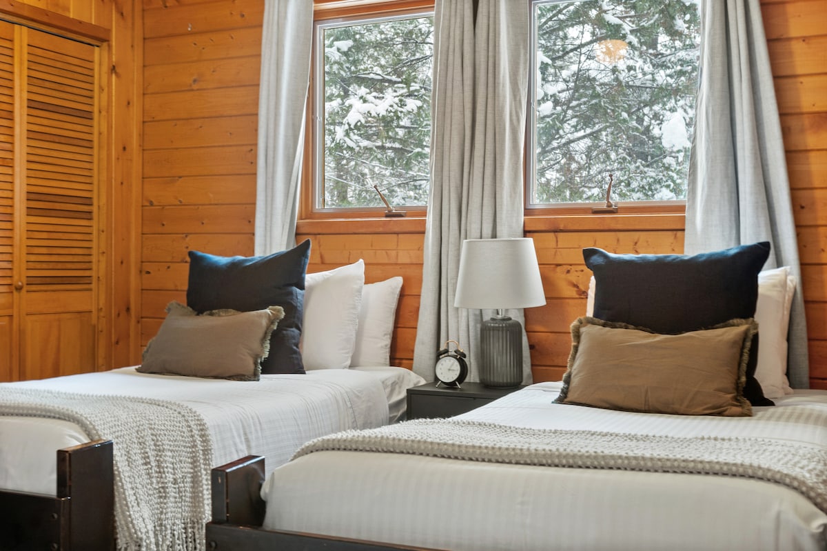 3つ目の寝室には、ツインベッド2台、クローゼット、遮光カーテンがあります。