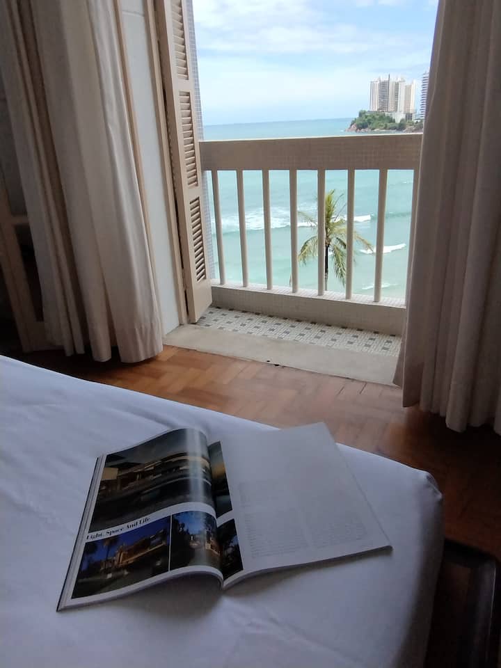 Pamje nga krevati i suitës, përmes ballkonit të kësaj dhome, me plazhin e Asturias në sfond. Imagjinoje veten duke u çlodhur me këtë pamje, nën tingujt e dallgëve të detit...