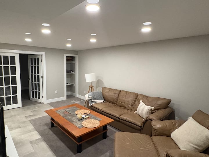 Cute & Cozy Private Basement (No Fees). - Aurora, CO