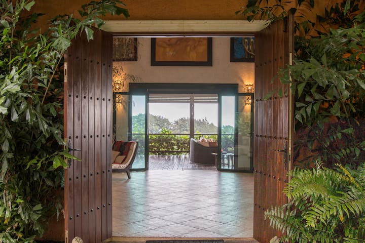 Nyumba Kuu. Nyumba ya Sanaa. Mkahawa wa Terrace wenye mandhari ya kupendeza. Hili ni eneo la haiba nyingi.  