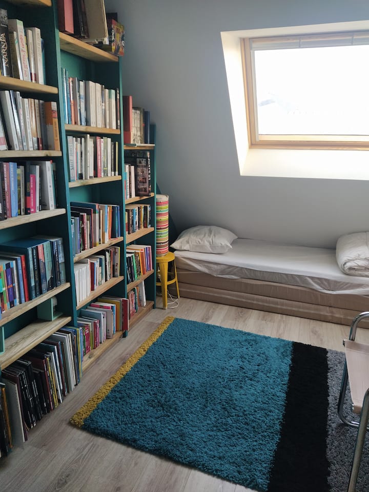 Ოთახი № 4. საძინებელი ორადგილიანი საწოლით + 3 ნამდვილი გასაშლელი ლეიბი იატაკზე. Მას ასევე აქვს საკუთარი სააბაზანო.
Თქვენი ნივთებისთვის გათვალისწინებულია შენახვა.