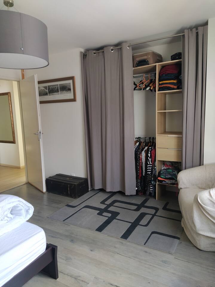 Საძინებელი 1: დიდი ზომის ორადგილიანი საწოლი 180x200 სმ (ზეწრები აუცილებლად გათვალისწინებულია ამ ოთახისთვის, თუ სხვა რამეს არ გვეტყვით).
Შესაძლებელია #4 ოთახში შენახული სამი ლეიბიდან 1 ან 2.
Თქვენი ნივთებისთვის გათვალისწინებულია შენახვა.