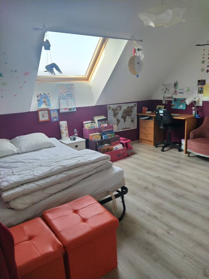 Ოთახი n°2 ორადგილიანი საწოლით და 1 ან 2 ლეიბის მოთავსების შესაძლებლობით, რომელიც ინახება ოთახში n°4.
Თქვენი ნივთებისთვის გათვალისწინებულია შენახვა.