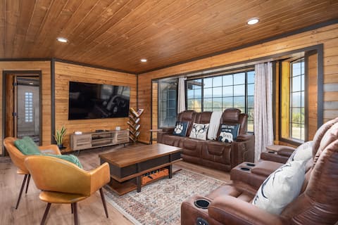 Top performing Airbnb: 240 Views! Hot Tub! Log Cabin! 30 min to Yosemite! in Ahwahnee