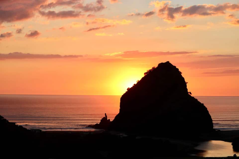 A romantic hideaway facing Lion Rock, Piha, Auckland, New Zealand, photo 8 of 10