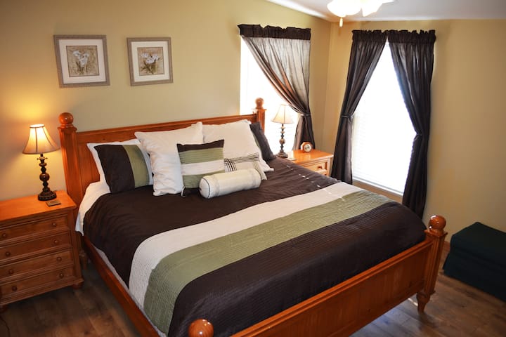 غرفة النوم 4: غرفة نوم واسعة بمقاس كبير مع حمام كامل خاص (الطابق العلوي)