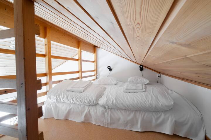 חדר שינה שלישי הממוקם בלופט מעל הסלון. מיטה נוחה בגודל 160 ס"מ