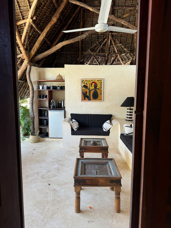 Ndege Beach House Banda 1 ima prostrani dnevni boravak s minibarom i blagovaonskim stolom gdje možete doručkovati ujutro, a možda i nešto pojesti navečer. U minibaru se nalazi svježe domaće piće, gazirana pića i piće.