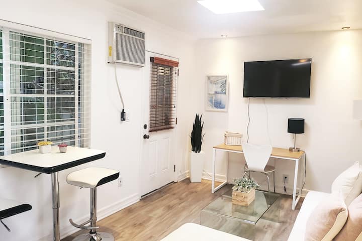 Santa Monica One Bedroom Apt.(garden House) - Santa Monica, CA