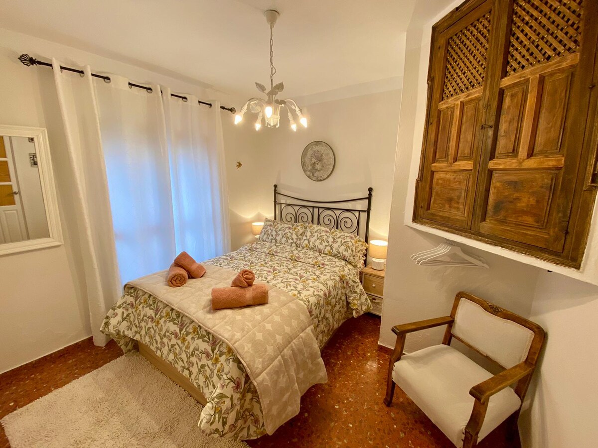 Двокреветна соба, со директно светло. 

Реставриран е почитувајќи го оригиналниот мебел и бара максимален одмор со својот топол и удобен изглед. 