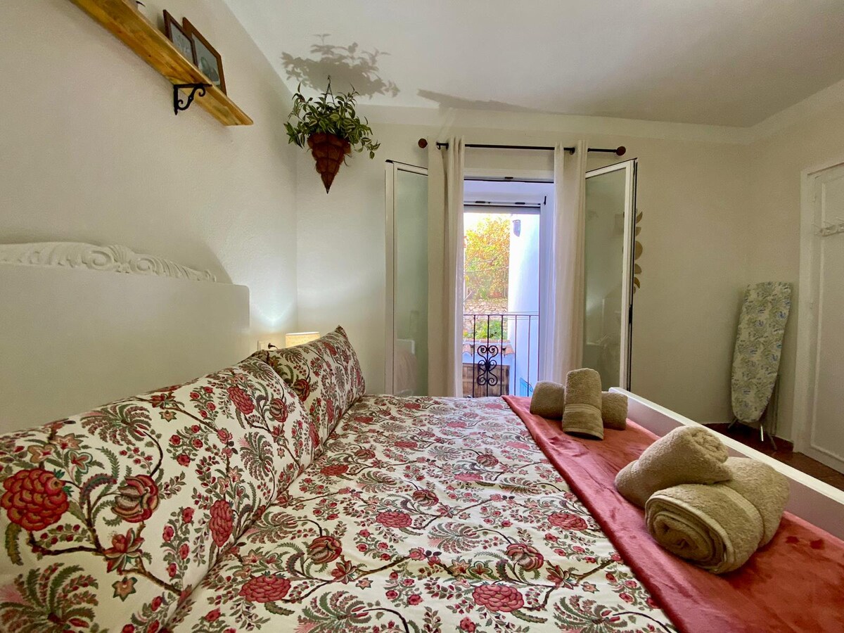 Habitación 1. 

Пространа соба со приватна тераса (се појавува подолу). 

Целосно опремено и со многу грижа во секој детаљ. 
