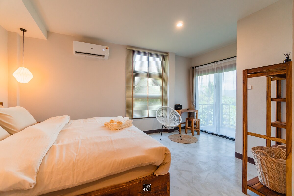 二楼主卧
1张6英尺双人床