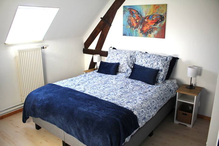 Habitación de invitados 2
El somier para 2 personas (160x200) se puede dividir en 2 camas) con un lavabo en la habitación.