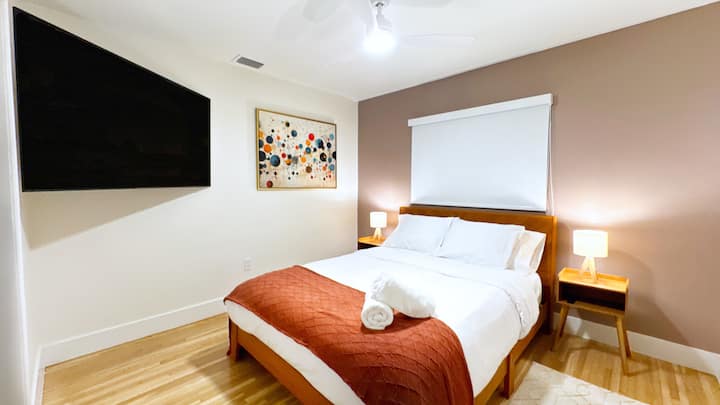 غرفة 3 بسرير كبير وتلفزيون 65 بوصة