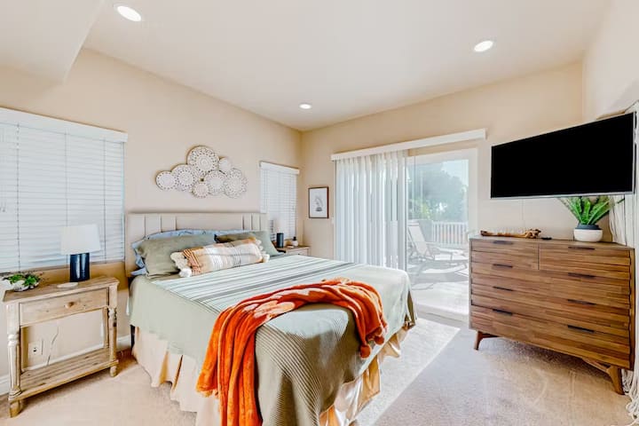 Модерна и светла четвърта спалня със собствена плъзгаща се стъклена врата, водеща към балкона, елегантен скрин от тиково дърво, покрит с телевизор, и свежа, чиста атмосфера. Това привлекателно място е идеално за отдих със собствен балкон.