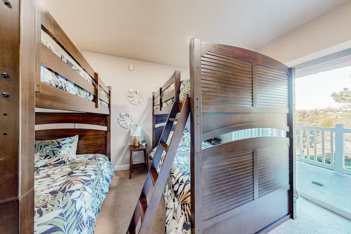 Забавна и просторна детска стая с четири уютни двуетажни легла с лесни за изкачване стълби и достъп до самостоятелен балкон. Това игриво и удобно място е идеално за създаване на трайни спомени и настаняване на малки авантюристи по време на престоя ви.