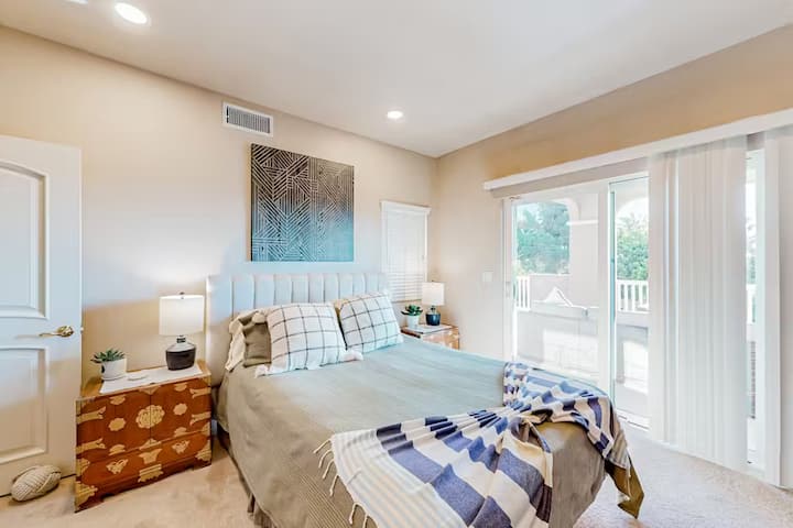 Уютна трета спалня с двойно легло, две нощни шкафчета, самостоятелен вход с балкон и тъмни нюанси за пълноценна релаксация. Това спокойно място за отдих предлага комфорт, уединение и перфектната атмосфера за спокойни нощи.