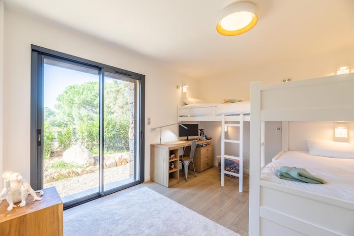 Светла соба со кревети на спрат и работен простор, идеална за деца или млади луѓе. Директен пристап до градината за целосно да ја искористите околната природа
