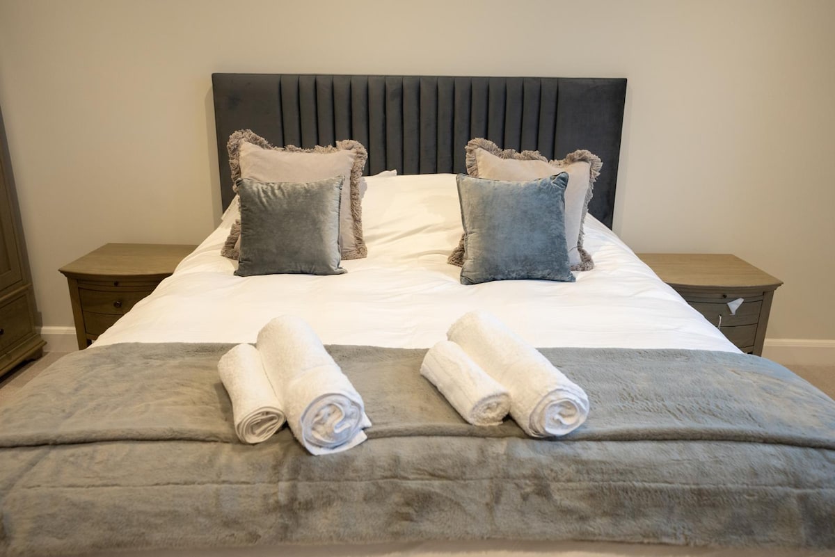 Поглед кон градината – спална соба на приземје со бања (идеално за гости во инвалидска количка)