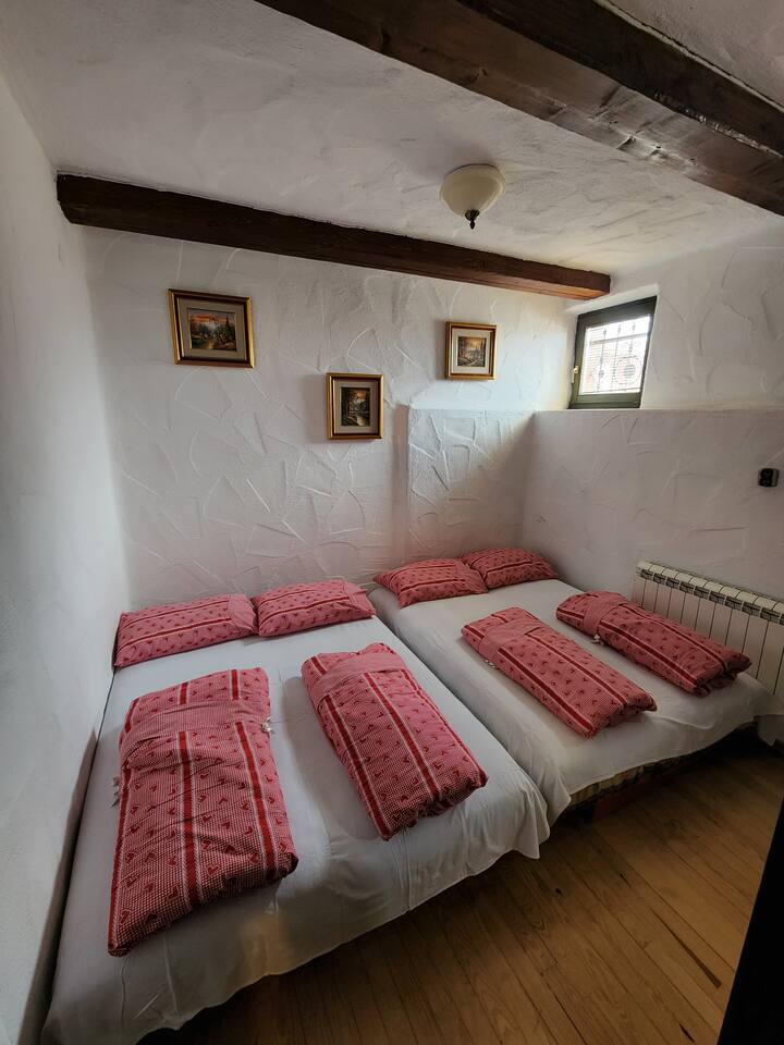 გასაშლელი საწოლები საკმაოდ კომფორტულია.