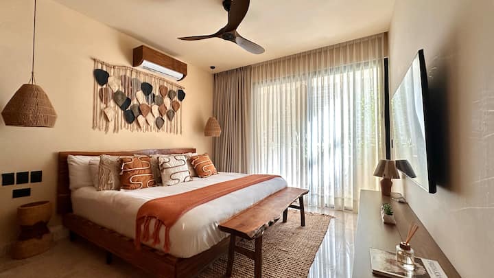 מיטת קינג סייז בגודל 200 ס"מ x 200 ס"מ עם כיסוי מזרן איכותי למלון