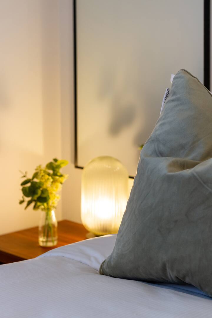 comfortabele sierkussens met decoratieve planten- en zijlamp