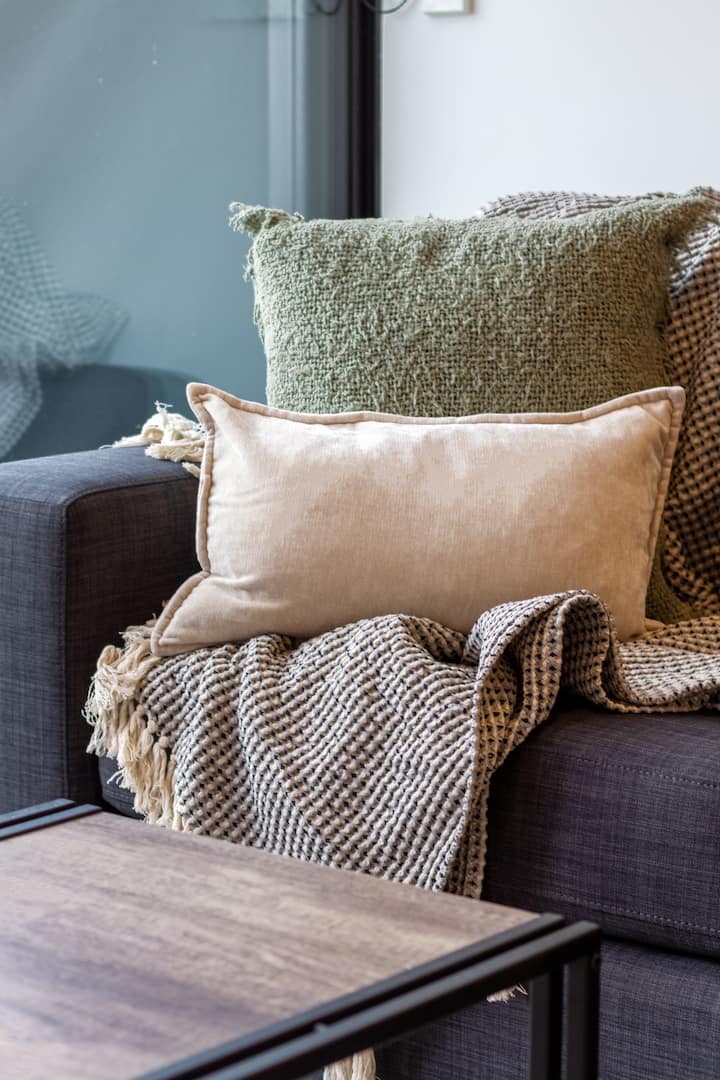 Comfortabele sierkussens en bank