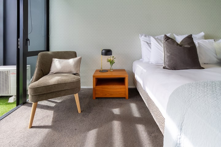 decoratieve bijzetstoel met bijzettafel en zijlamp