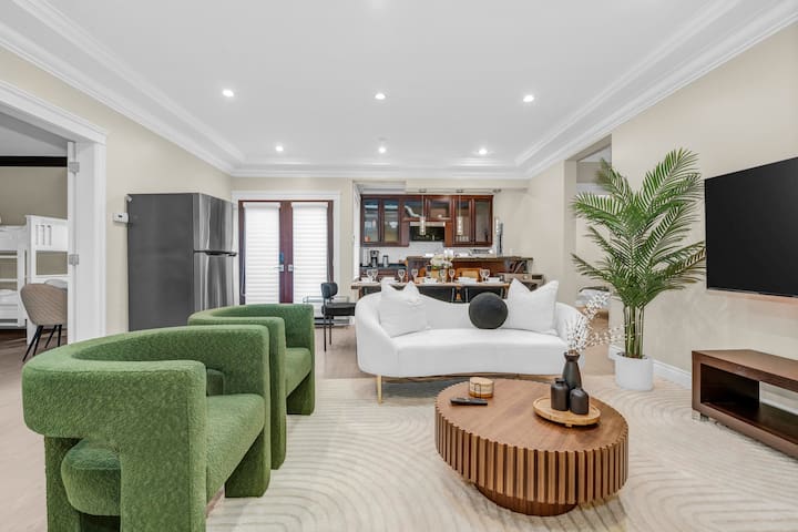 Spacious Luxe Basement Residence- 9min to Downtown