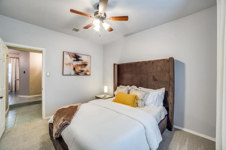 Chambre secondaire avec un lit Queen Size confortable, une télévision 55 pouces, une couette, une lampe et des oreillers supplémentaires. Vous y trouverez également une couette et un oreiller supplémentaire dans le placard avec des cintres supplémentaires et deux porte-bagages.