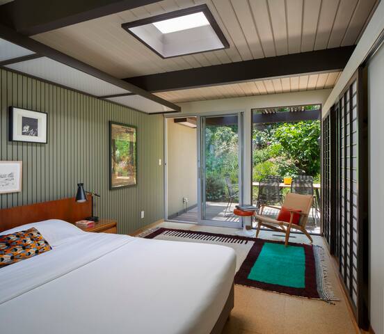 The Milky Way Modern Urban Retreat gallery image 5