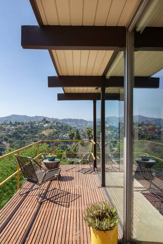 The Milky Way Modern Urban Retreat gallery image 2