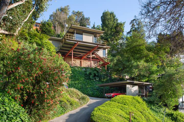 The Milky Way Modern Urban Retreat gallery image 3