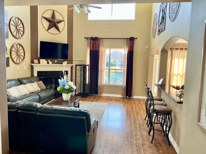 Charming Retreat Cozy 4 Bed - Sienna Plantation, TX