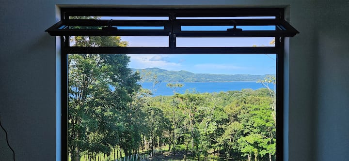 Svako jutro budite se uz savršen pogled na raj!
Visokokvalitetni madrac za krevet je veličine king size s postavljenim visokokvalitetnim plahte od egipatskog pamuka, vrlo udobnim jastucima i pojedinačnim pokrivačima. Ima klima-uređaj, veliki ormar i sef.