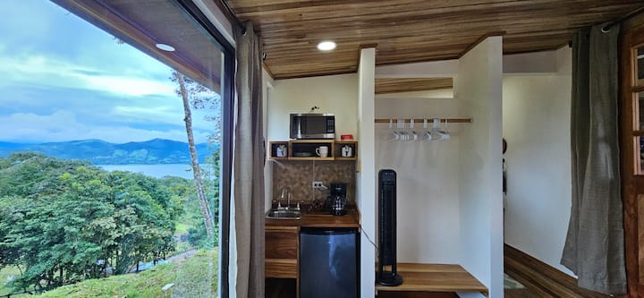 Apartman za goste ima bračni krevet s nadmadracem od memorijske pjene, klima-uređaj, mini hladnjak, mikrovalnu pećnicu, aparat za kavu, mali ormar s prostorom za odlaganje prtljage i vrlo udobnu kupaonicu. Svi imaju predivan pogled iz svakog prozora.