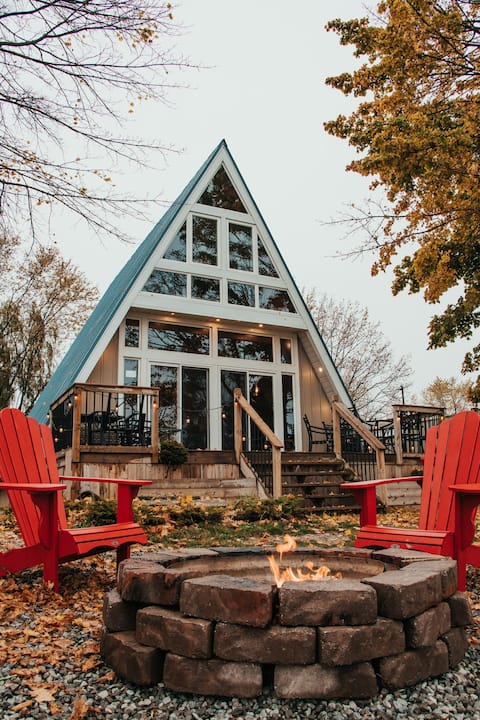Romantic cabin Escape on Lake Erie
