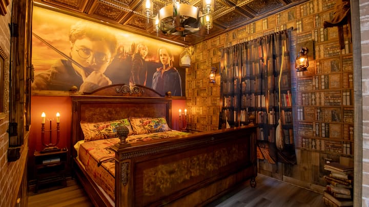 U školi vještičarenja imat ćete pustolovine koje se bore protiv mračnih sila, sa svojim prijateljima čarobnjakom. U ovoj spavaćoj sobi naći ćete: veliki bračni krevet, dva noćna ormarića, TV, ormar, tematsku posteljinu, dvije noćne svjetiljke, stropna svjetla, stropni ventilator. 