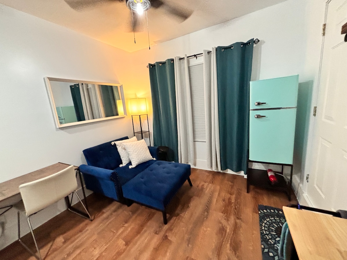 Cozy East/Central Austin Studio