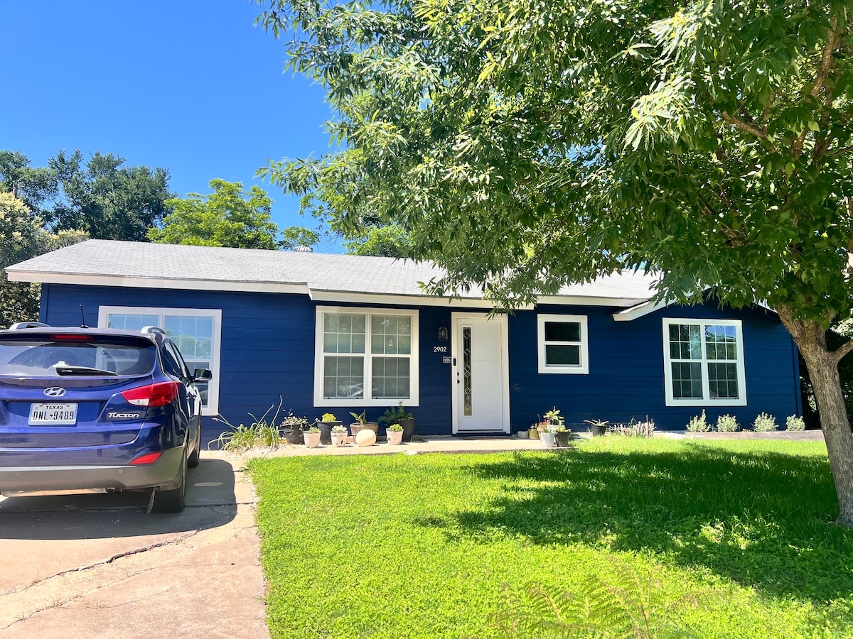 Cozy East/Central Austin Studio