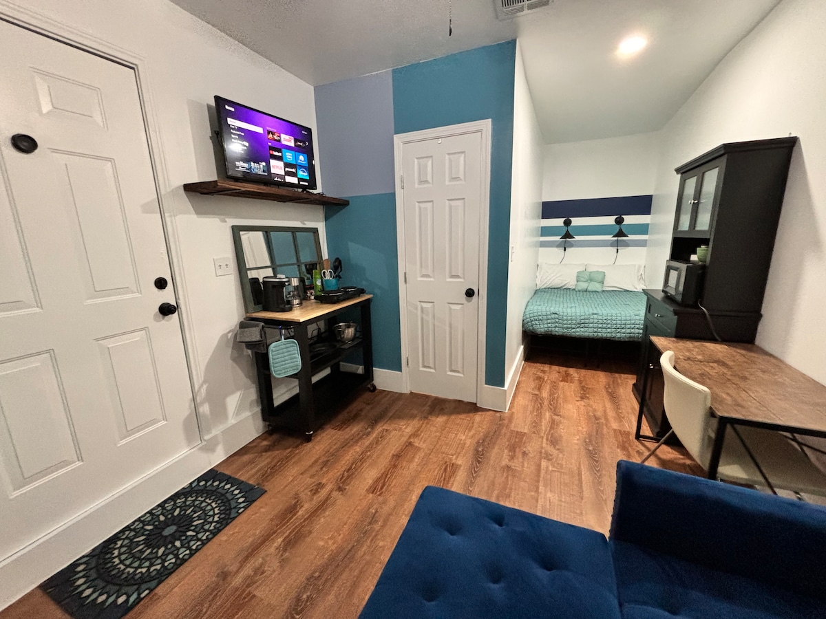 Cozy East/Central Austin Studio