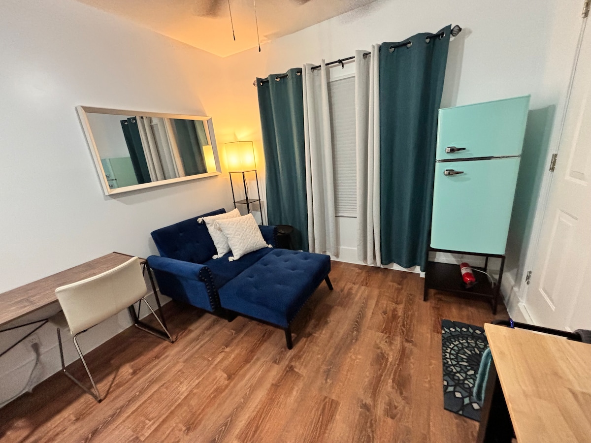 Cozy East/Central Austin Studio