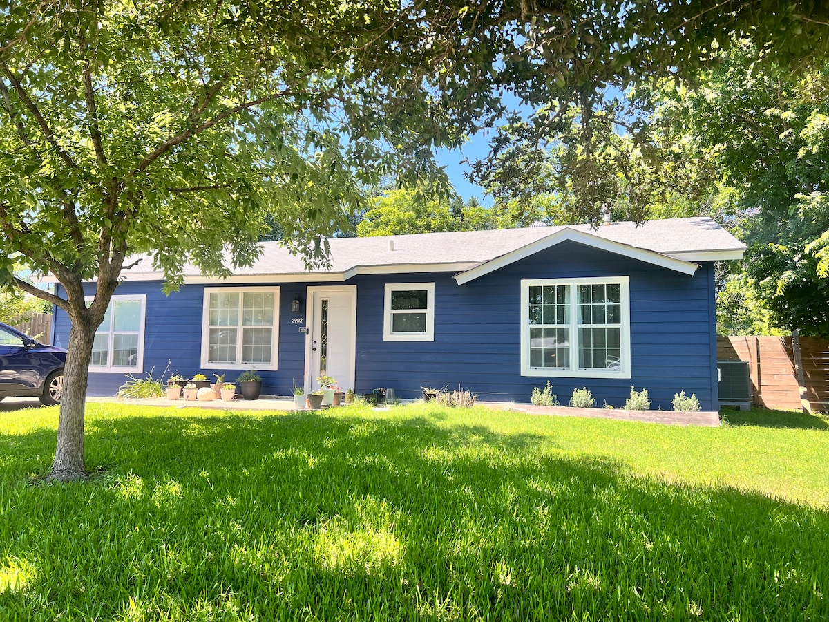 Cozy East/Central Austin Studio