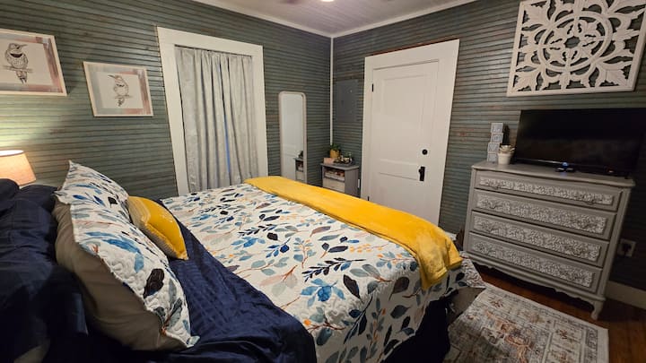 ¿Te vas a dormir? Mira una película en la cama tamaño king mientras te duermes.
